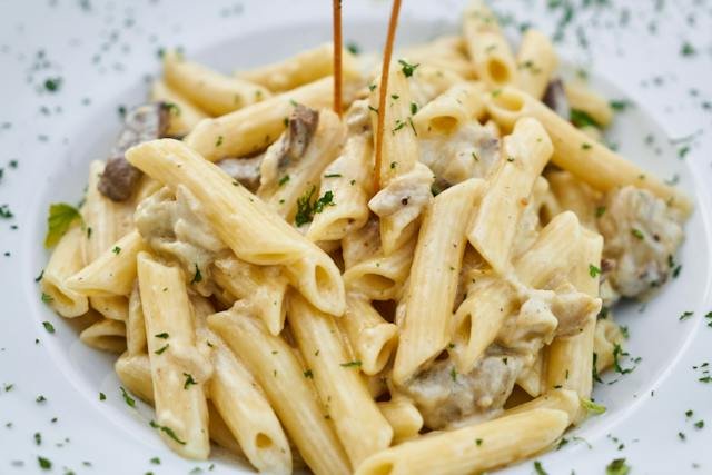 Creamy white sauce pasta